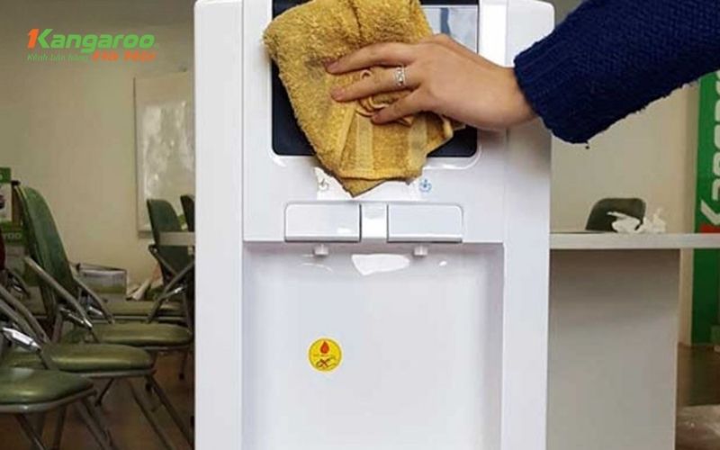 Chuẩn bị dụng cụ vệ sinh cần thiết 